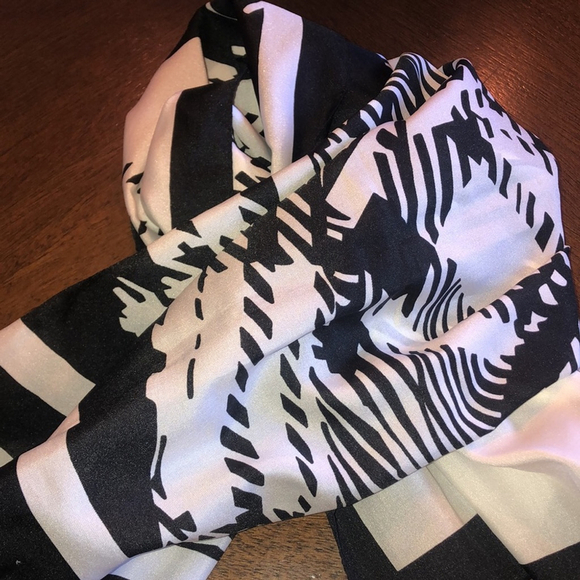 Vintage Black & White Houndstooth Abstract Retro Boho Scarf - Picture 6 of 6